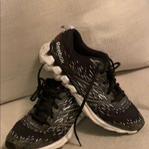 Reebok zig zag kids sneaker  size 6 1/2